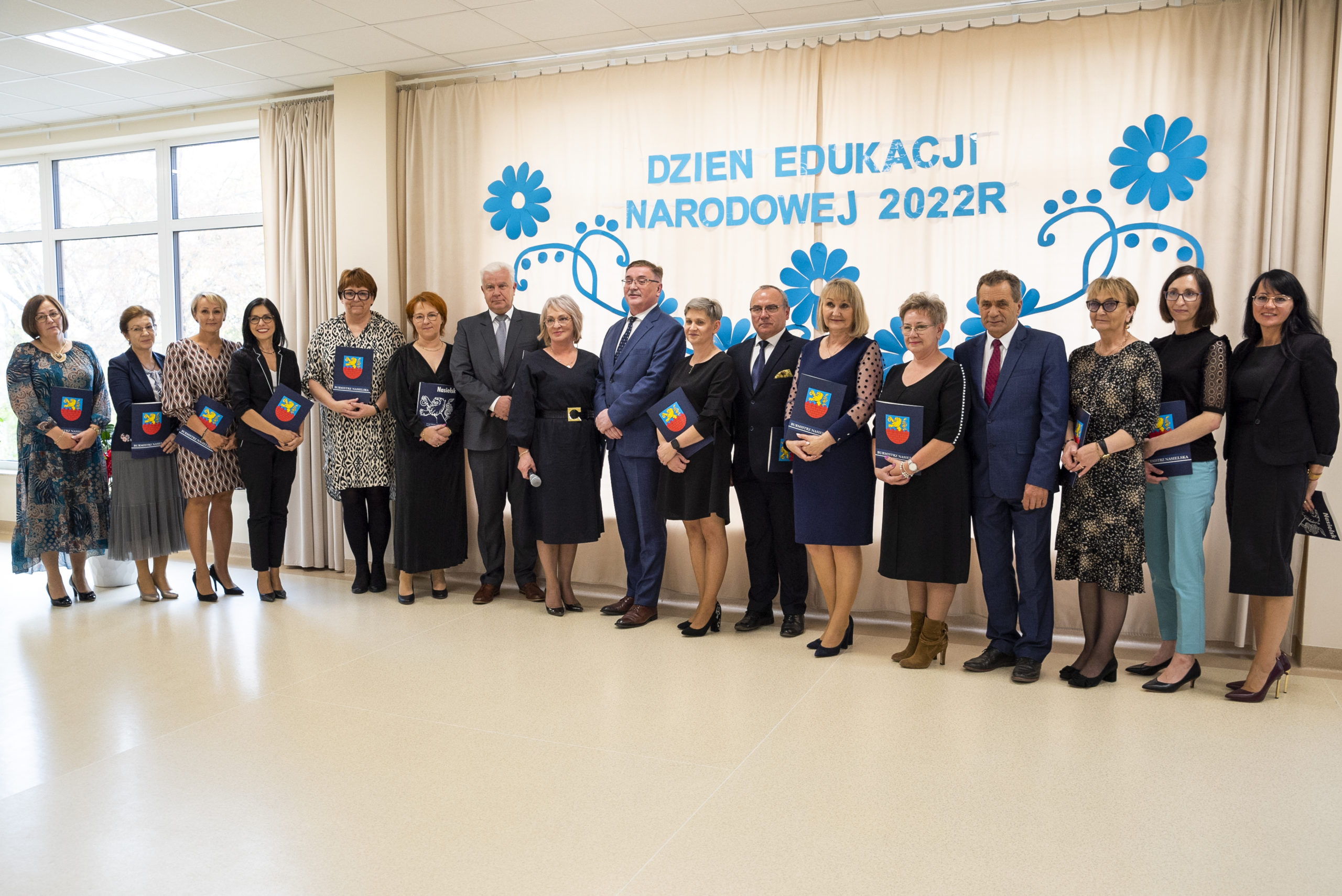 Wyróżnieni dyrektorzy oraz nauczyciele szkół i przedszkoli podczas gminnych obchodów Dnia Edukacji Narodowej