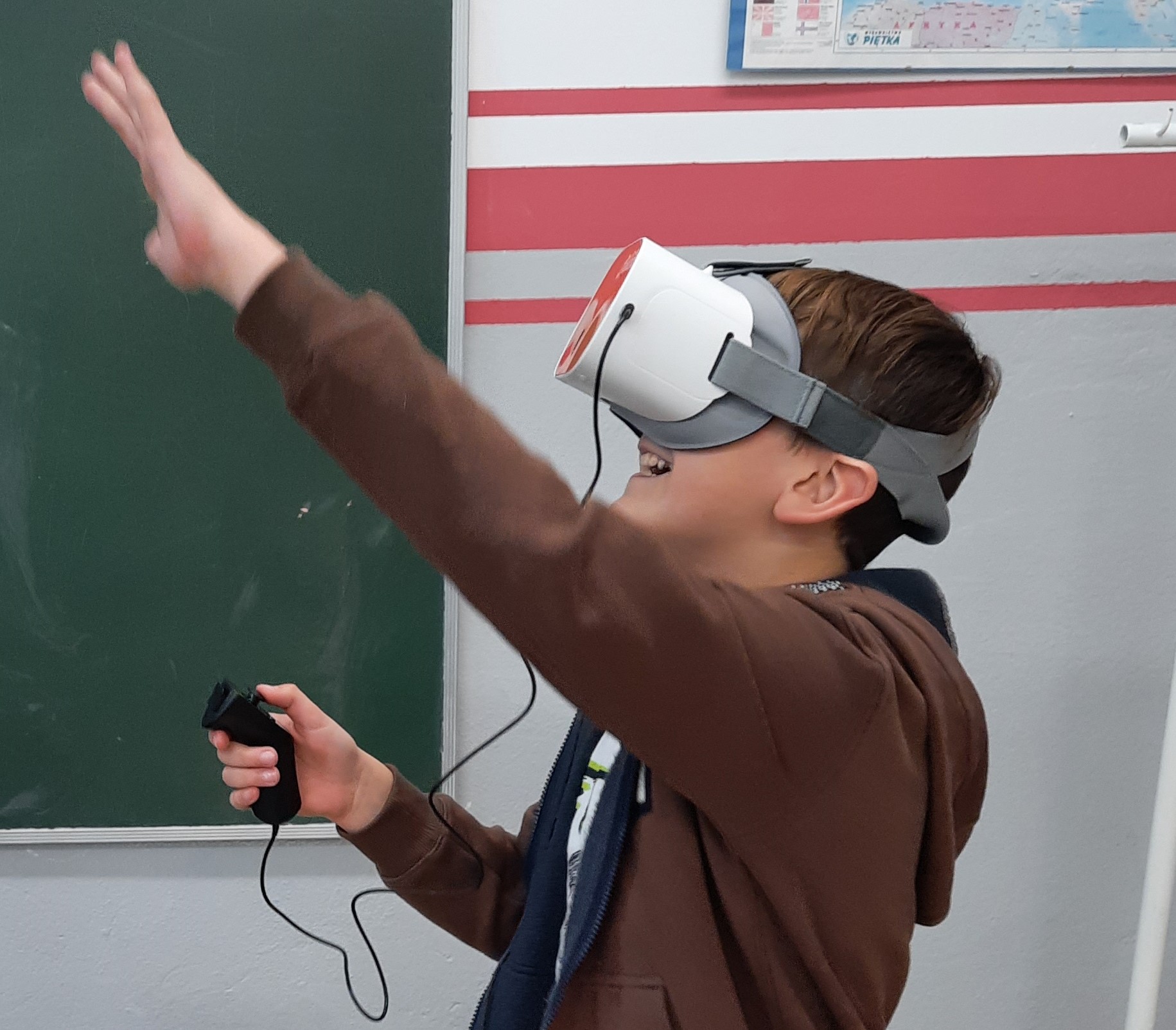 Uczeń w trakcie zajęć z okularami wirtualnej rzeczywistości