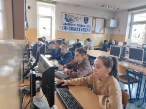 Dzieci rozwiązujące zadania podczas Gminnego Konkursu Informatycznego