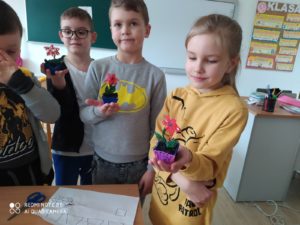 Dzieci trzymające w dłoni kwiaty z długopisów 3D