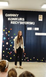 Uczestniczka gminnego konkursu recytatorskiego