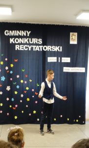 Uczestnik gminnego konkursu recytatorskiego