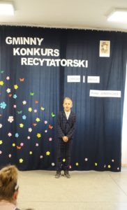 Uczestnik gminnego konkursu recytatorskiego