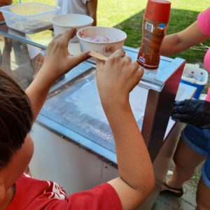 Dziecko odbierające lody tajskie podczas Dnia Rodziny