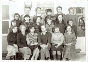 Uczniowie klasy VIII z Radą Pedagogiczną w 1983 r.
