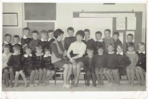 Uczniowie klasy I i II z wychowawczyniami: panią Klonowską i panią Gołąb, 1969 rok.