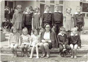Uczniowie klasy III z wychowawczynią panią Elżbietą Kostewicz w 1971 roku