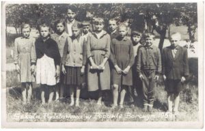 Uczniowie klasy IV na placu szkolnym w 1959 roku, nauczyciel pan Stefan Zawadzki.