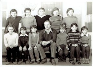 Uczniowie z panem dyrektorem Kazimierzem Makowskim w 1981 roku.