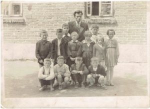 Uczniowie przed starą szkołą w 1961 roku.