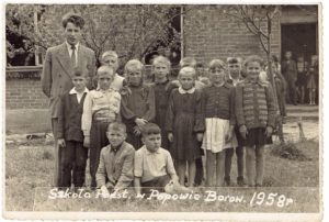 Uczniowie z panem Stefanem Zawadzkim w 1958 r.