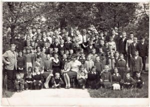 Uczniowie klasy VII z nauczycielami: od lewej p. Stefan Zawadzki , p. Janina Nigocka, p. Teresa Jaskulska, p. Stefan Błaszkowski, rok 1961.