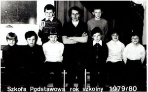 Uczniowie klasy II z wychowawczynią panią Teresą Jaskulską w 1980 roku.