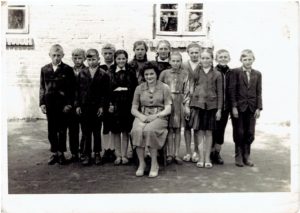 Uczniowie klasy VI z wychowawczynią panią Janiną Nigocką w 1961r.