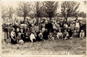 Na placu szkolnym w 1958 roku, nauczyciele: pan Stefan Zawadzki, pan Stefan Błaszkowski, pan Jeż.