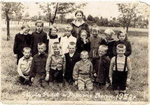 Uczniowie klasy III z wychowawczynią w 1958 roku.