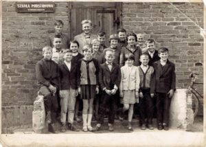 Uczniowie starej szkoły w 1963 r.