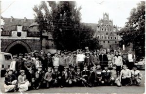 Uczniowie na szkolnej wycieczce w Malborku w 1983 roku, nauczyciel Barbara Łaniewska.