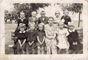 Uczniowie SP w Popowie Borowym z wychowawczynią w 1955 roku.