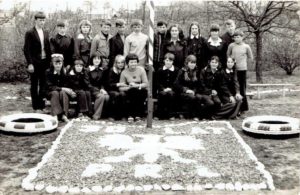 Uczniowie klasy VII z wychowawczynią panią Janiną Bielik w 1974 r.