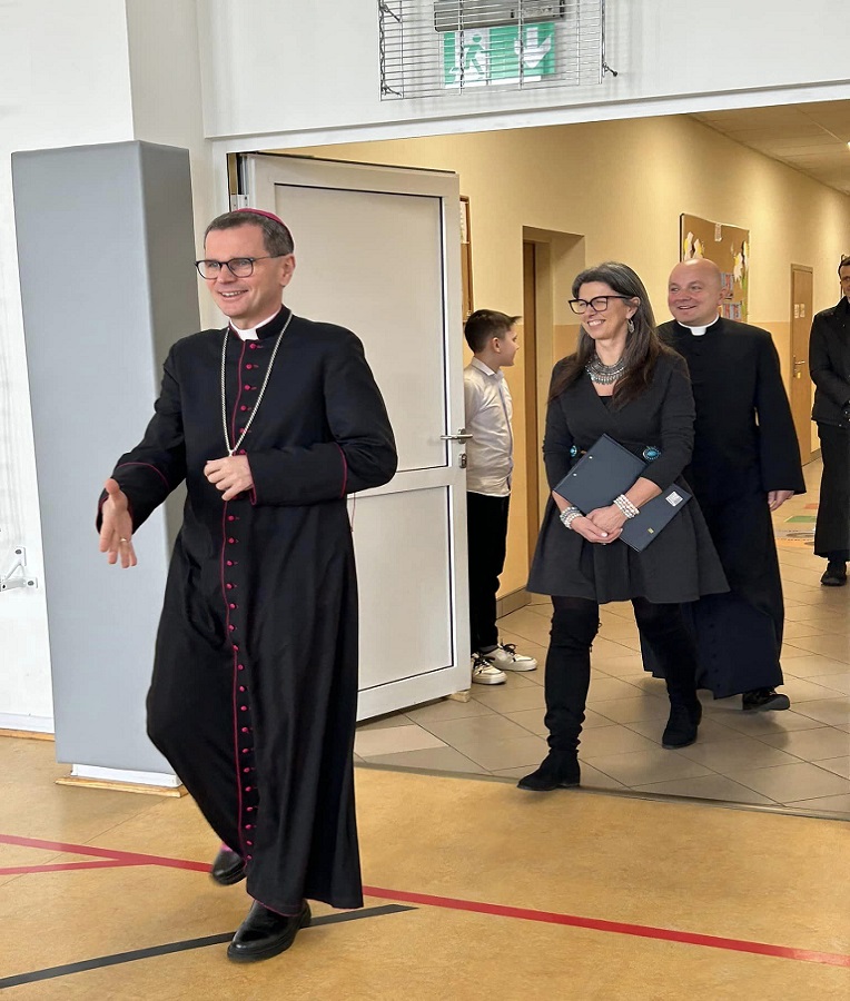 Wizyta Księdza Biskupa w Szkole Podstawowej im. Marii Konopnickiej w Popowie Borowym