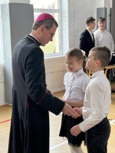 Przywitanie Księdza Biskupa przez delegację dzieci