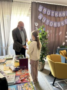 Uczennica składa podziękowanie autorowi książek