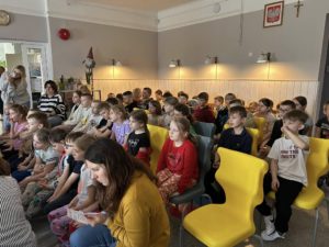 Uczniowie na spotkaniu Waldemarem Cichoniem