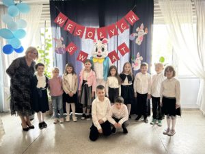 Wspólne zdjęcie występujących dzieci wraz z opiekunem