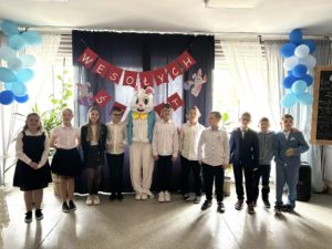 Króliczek Wielkanocny wraz z uczniami