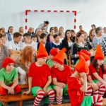Uczniowie, rodzice i nauczyciele na widowni