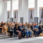 Rodzice i zaproszeni goście na widowni podczas obchodów Dnia Patrona Szkoły