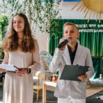 Uczniowie prowadzący program słowno-artystyczny z okazji Dnia Patrona